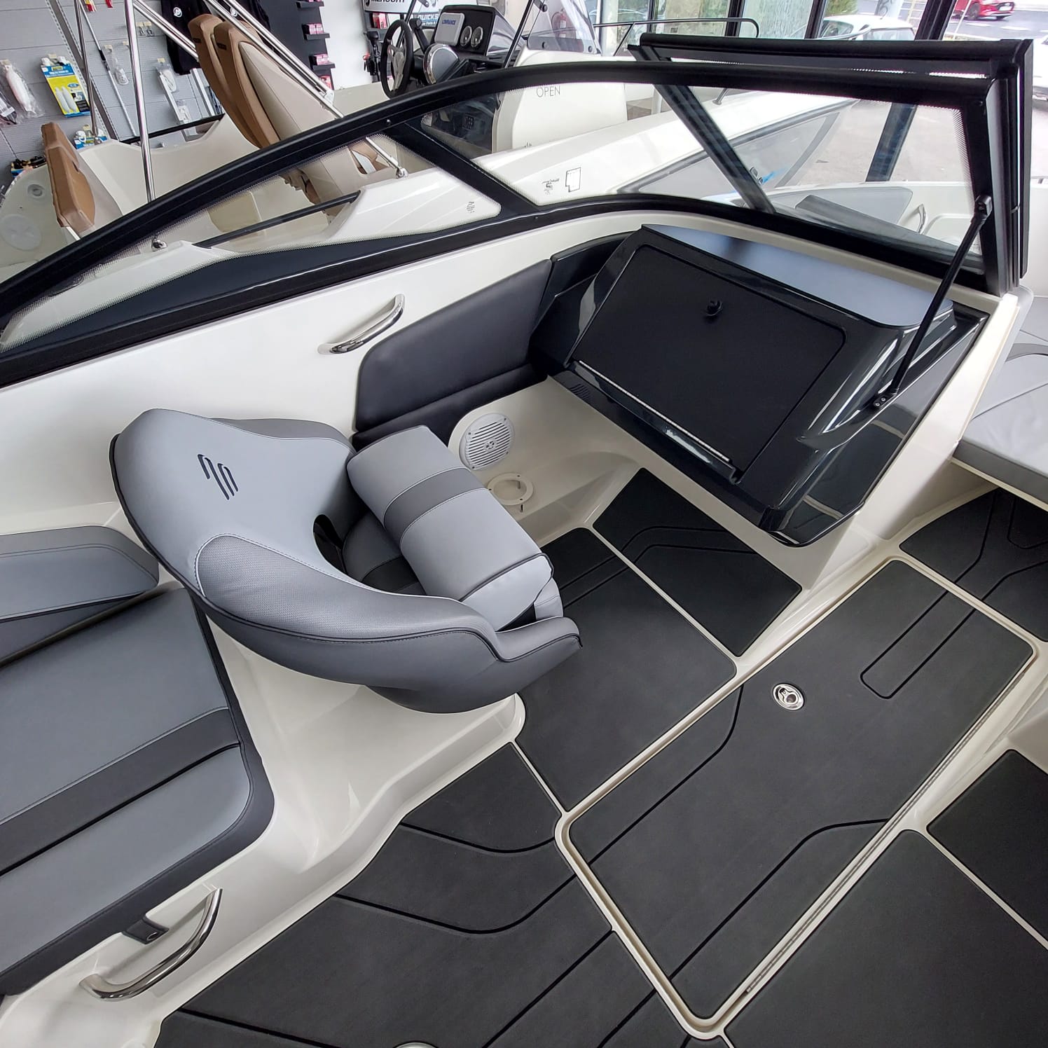 WhatsApp Image 2025-10-17 at 17.01.23 (4) BAYLINER V20i / MERCURY MERCRUISER 4.5L 250 HP EC A1