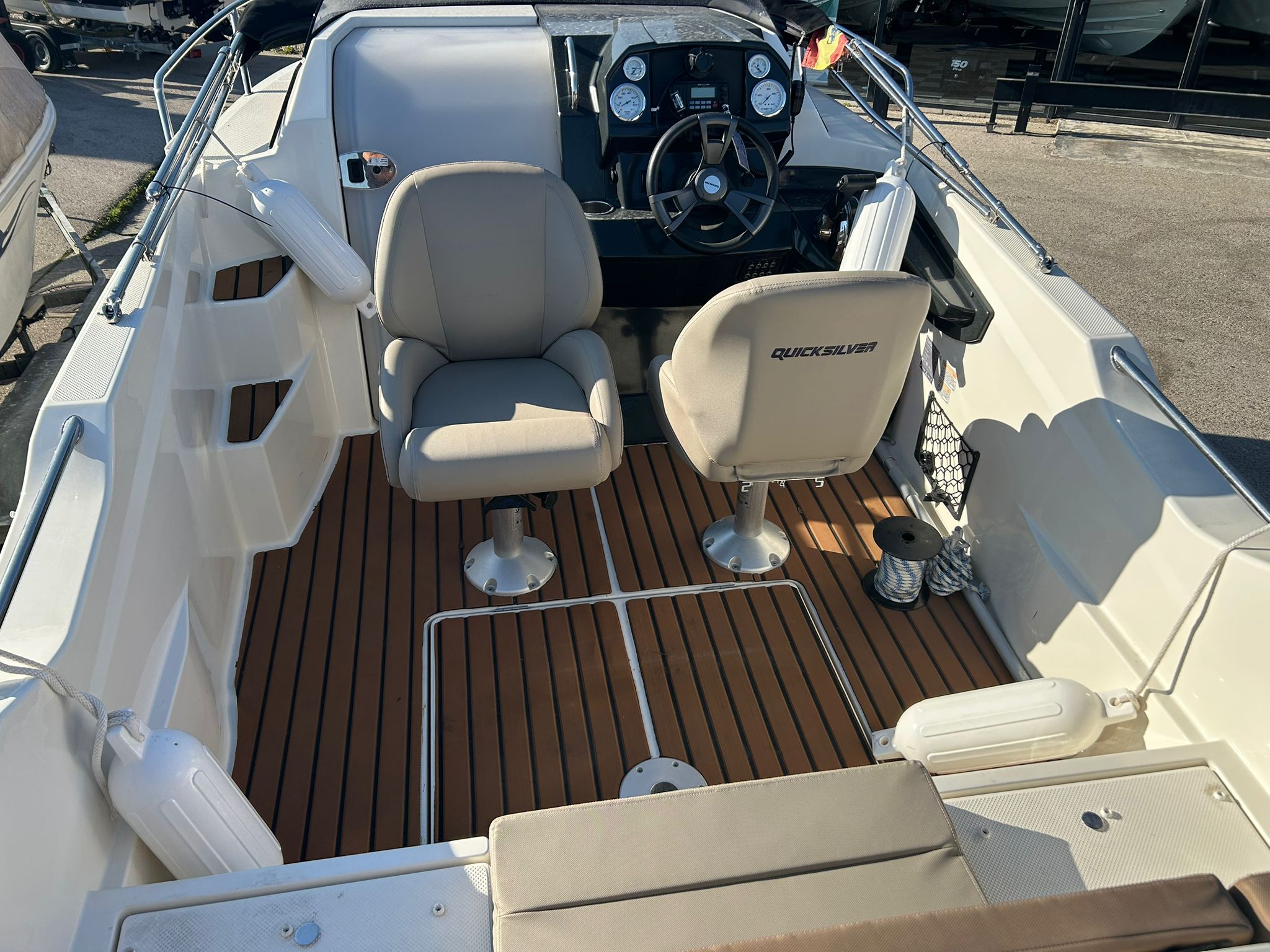 WhatsApp Image 2026-03-17 at 08.19.16 (1) QUICKSILVER ACTIV 555 CABIN + MERCURY 100 EFI CT + REMOLQUE NÁUTICO