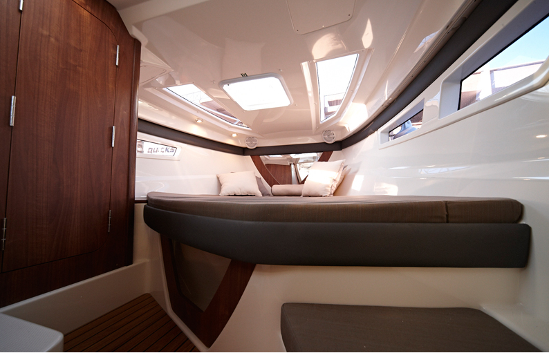 8052 QUICKSILVER ACTIV 805 CRUISER + 2x MERCURY 200 DTS V6