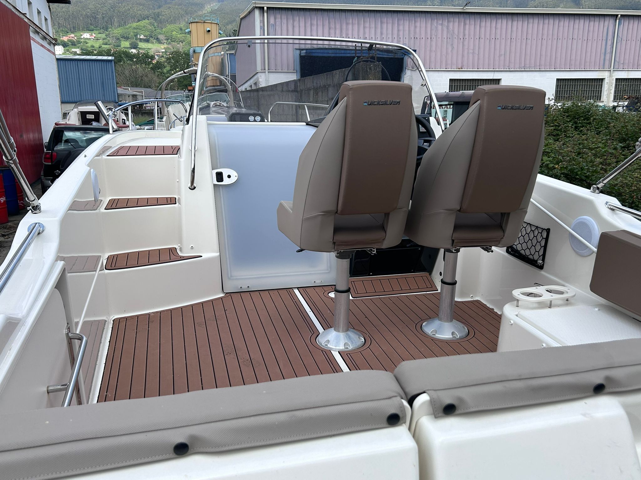 QUICKSILVER ACTIV 755 SUNDECK + MERCURY VERADO 250 CV V8