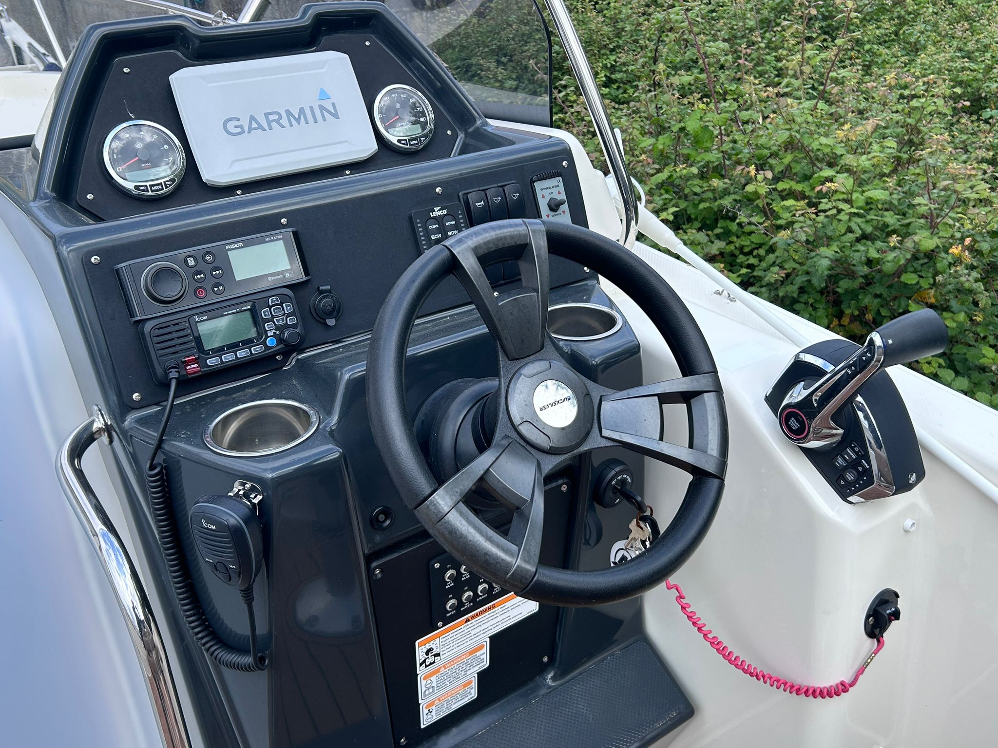 QUICKSILVER ACTIV 755 SUNDECK + MERCURY VERADO 250 CV V8