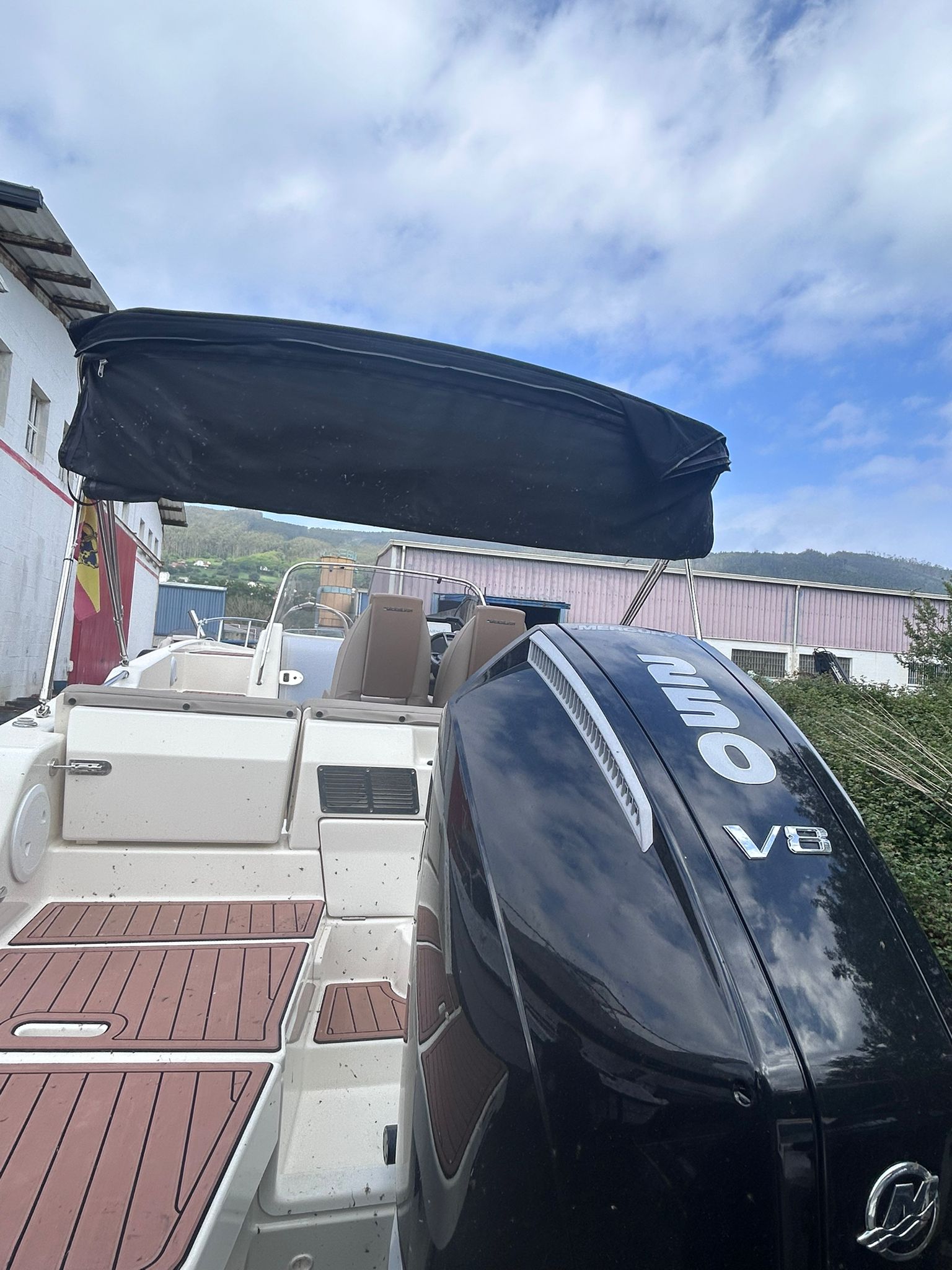 QUICKSILVER ACTIV 755 SUNDECK + MERCURY VERADO 250 CV V8